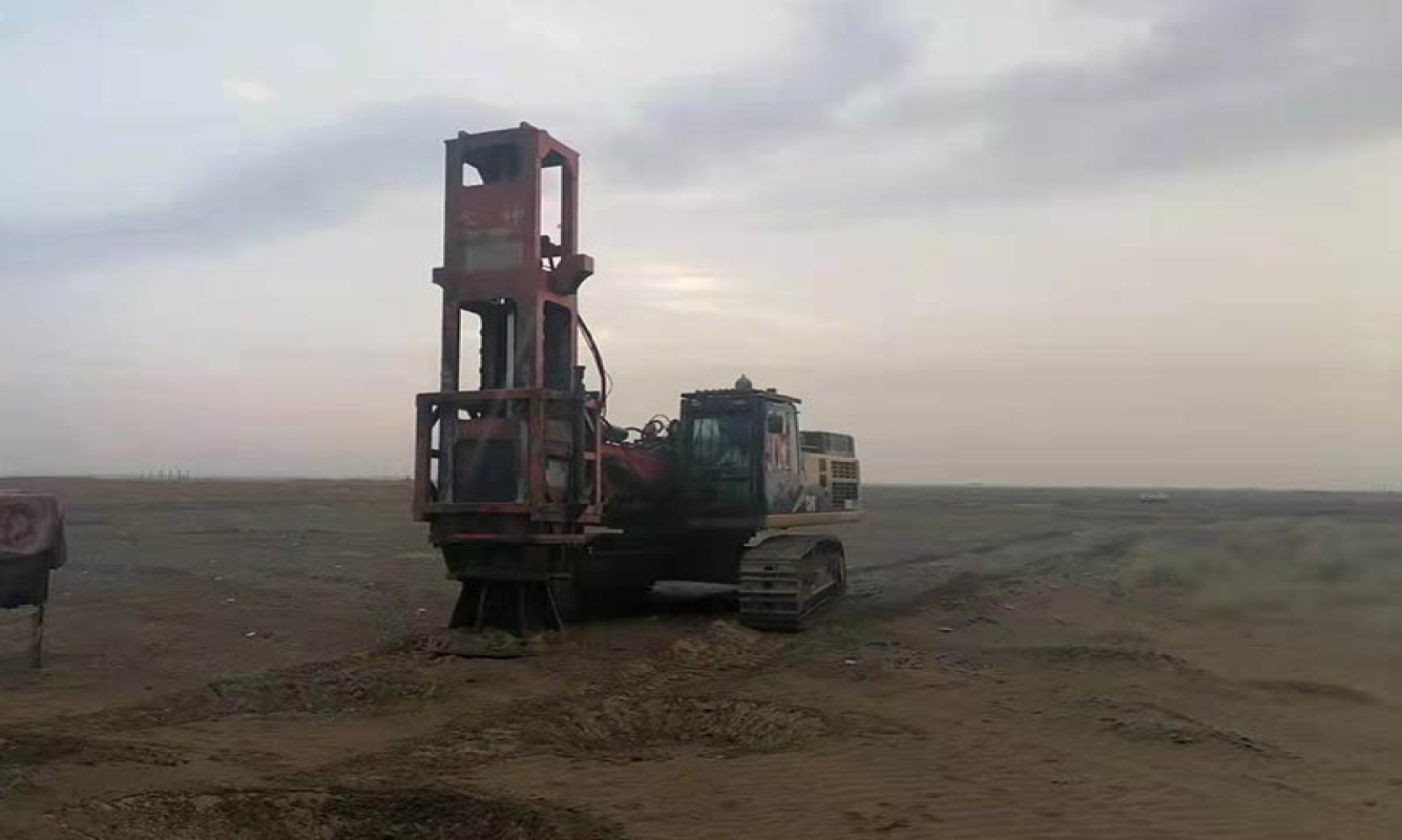HC150挖掘機(jī)強(qiáng)夯機(jī)在沙特國際機(jī)場中的應(yīng)用（搭配cat349挖機(jī)原地基夯實）
