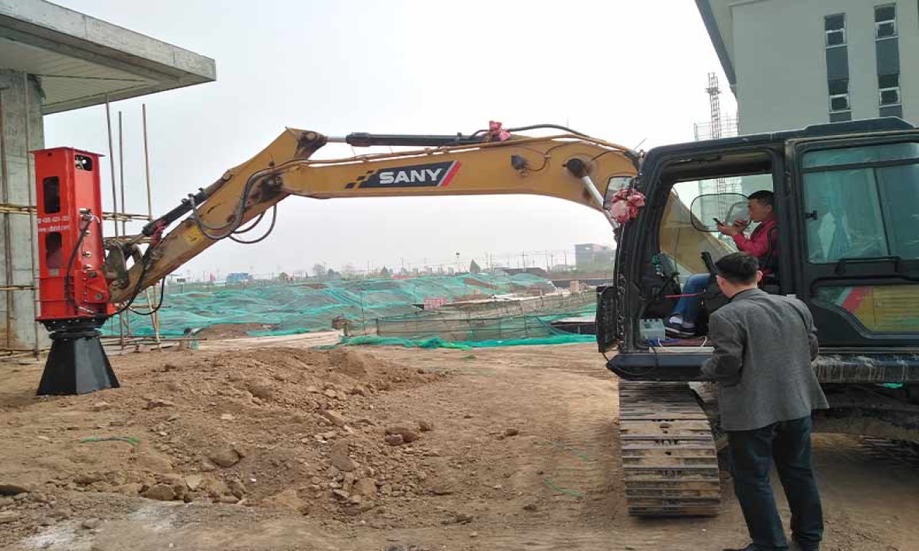 SY125C挖機(jī)帶強(qiáng)夯機(jī)山東濟(jì)南某居民區(qū)施工（素土開挖后回填地基夯實）